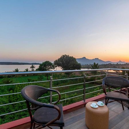 Luna Villa By Stayvista - Lakeside Charm With Terrace, Lush Lawn & Modern Decor Насик Экстерьер фото