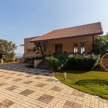 Luna Villa By Stayvista - Lakeside Charm With Terrace, Lush Lawn & Modern Decor Насик Экстерьер фото