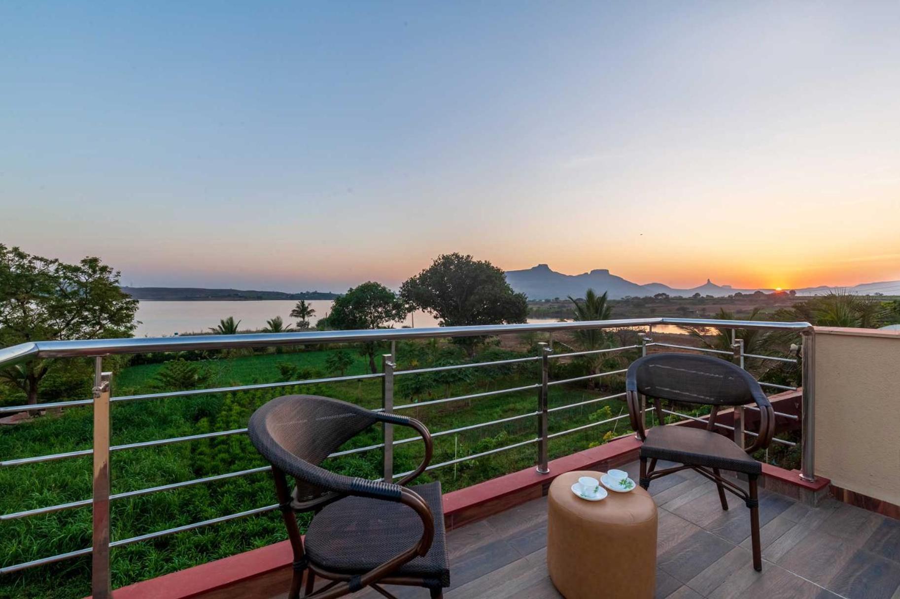 Luna Villa By Stayvista - Lakeside Charm With Terrace, Lush Lawn & Modern Decor Насик Экстерьер фото