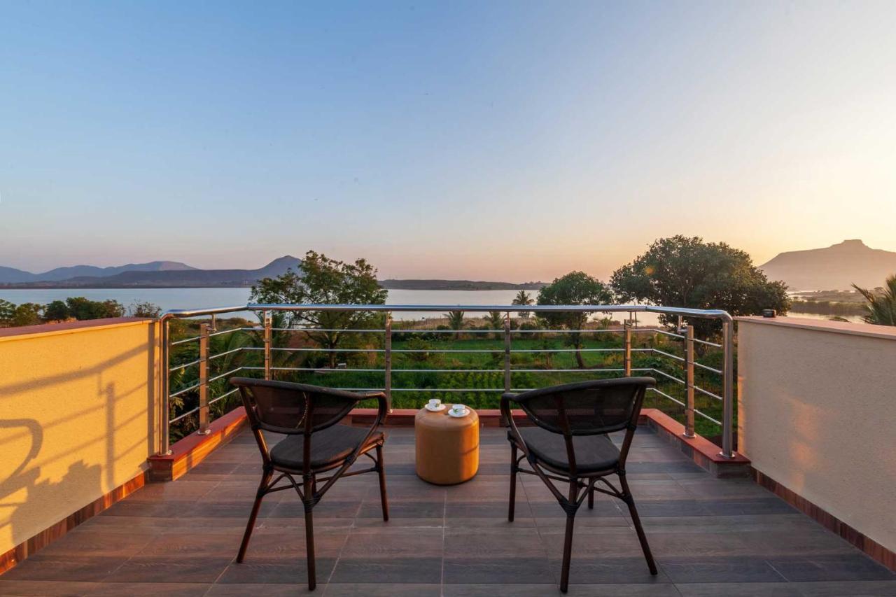 Luna Villa By Stayvista - Lakeside Charm With Terrace, Lush Lawn & Modern Decor Насик Экстерьер фото