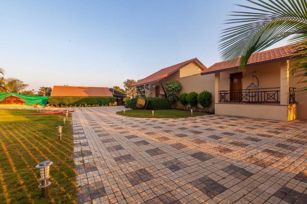 Luna Villa By Stayvista - Lakeside Charm With Terrace, Lush Lawn & Modern Decor Насик Экстерьер фото