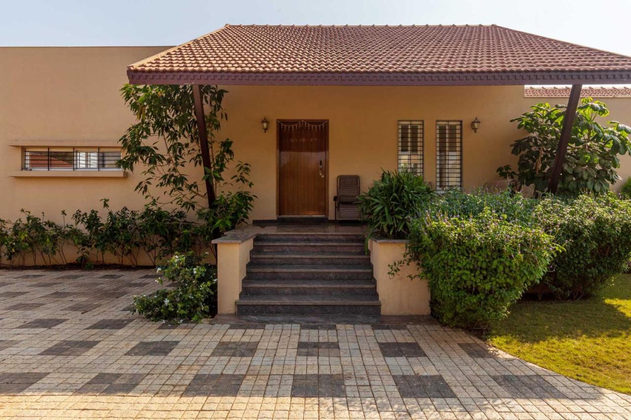Luna Villa By Stayvista - Lakeside Charm With Terrace, Lush Lawn & Modern Decor Насик Экстерьер фото